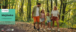 zdjęcie kolorowe: Czteroosobowa rodzina w lesie na spacerze