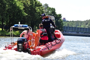zdjęcie kolorowe: ćwiczenia katowickich policjantów z ratownikami WOPR