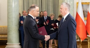 zdjęcie kolorowe: Pałac Prezydencki - Tomasz Siemoniak odbiera z rąk Prezydenta RP Andrzeja Dudy powołanie na stanowisko szefa MSWiA i złożył przysięgę