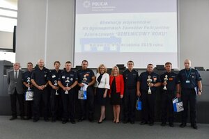 Zdjęcie grupowe ze zwycięzcami podczas podsumowania wojewódzkich eliminacjach do ogólnopolskiego konkursu "Dzielnicowy Roku"