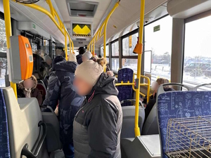 Ludzie w autobusie.