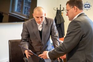 Zdjęcie przedstawia wyróżnionego policjanta z Prezydentem miasta Chorzowa.