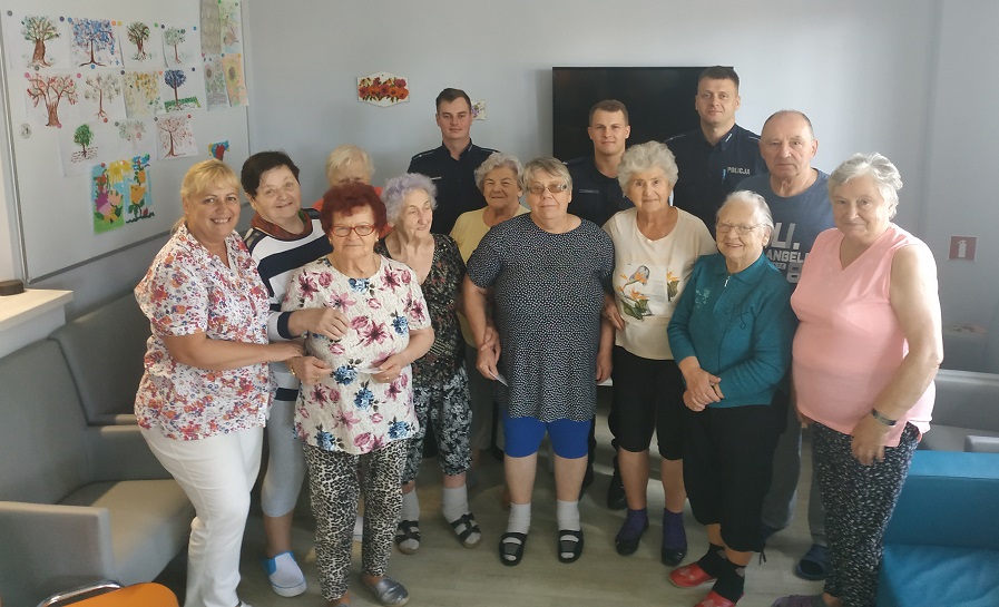 zdjęcie kolorowe: trzech katowickich dzielnicowi podczas spotkania z Seniorami w Brackim domu dla Seniorów w Katowicach
