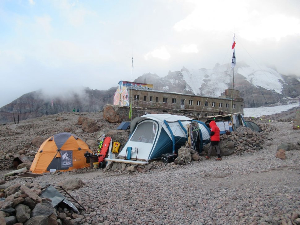 zdjęcie kolorowe: obóz aklimatyzacyjny na trasie szczytu Kazbek