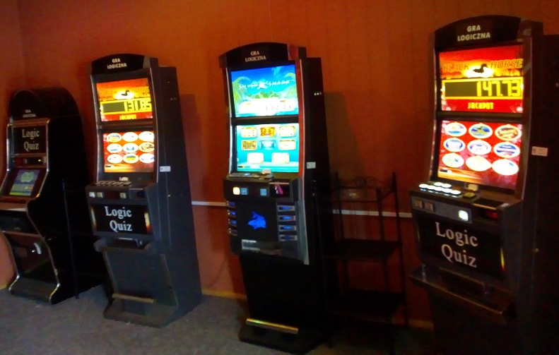 zdjęcie kolorowe: zabezpieczone przez katowickich policjantów automaty do nielegalnych gier hazardowych
