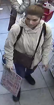 zdjęcie kolorowe: kobieta podejrzewana o kradzież portfela