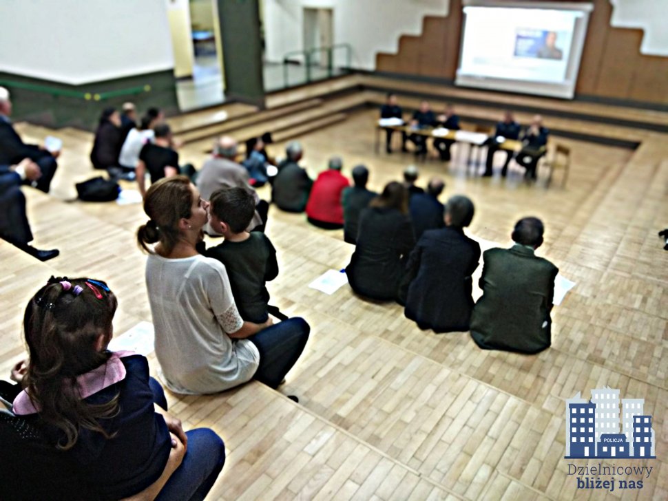 zdjęcie kolorowe: policjanci z Komisariatu III Policji w Katowicach podczas debaty społecznej z mieszkańcami
