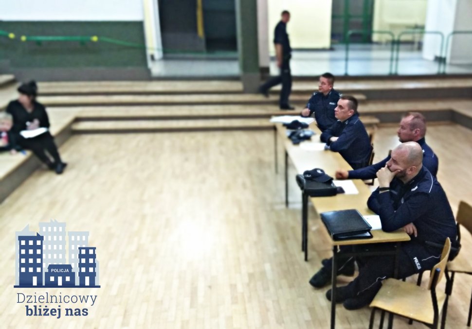 zdjęcie kolorowe: policjanci z Komisariatu III Policji w Katowicach podczas debaty społecznej z mieszkańcami