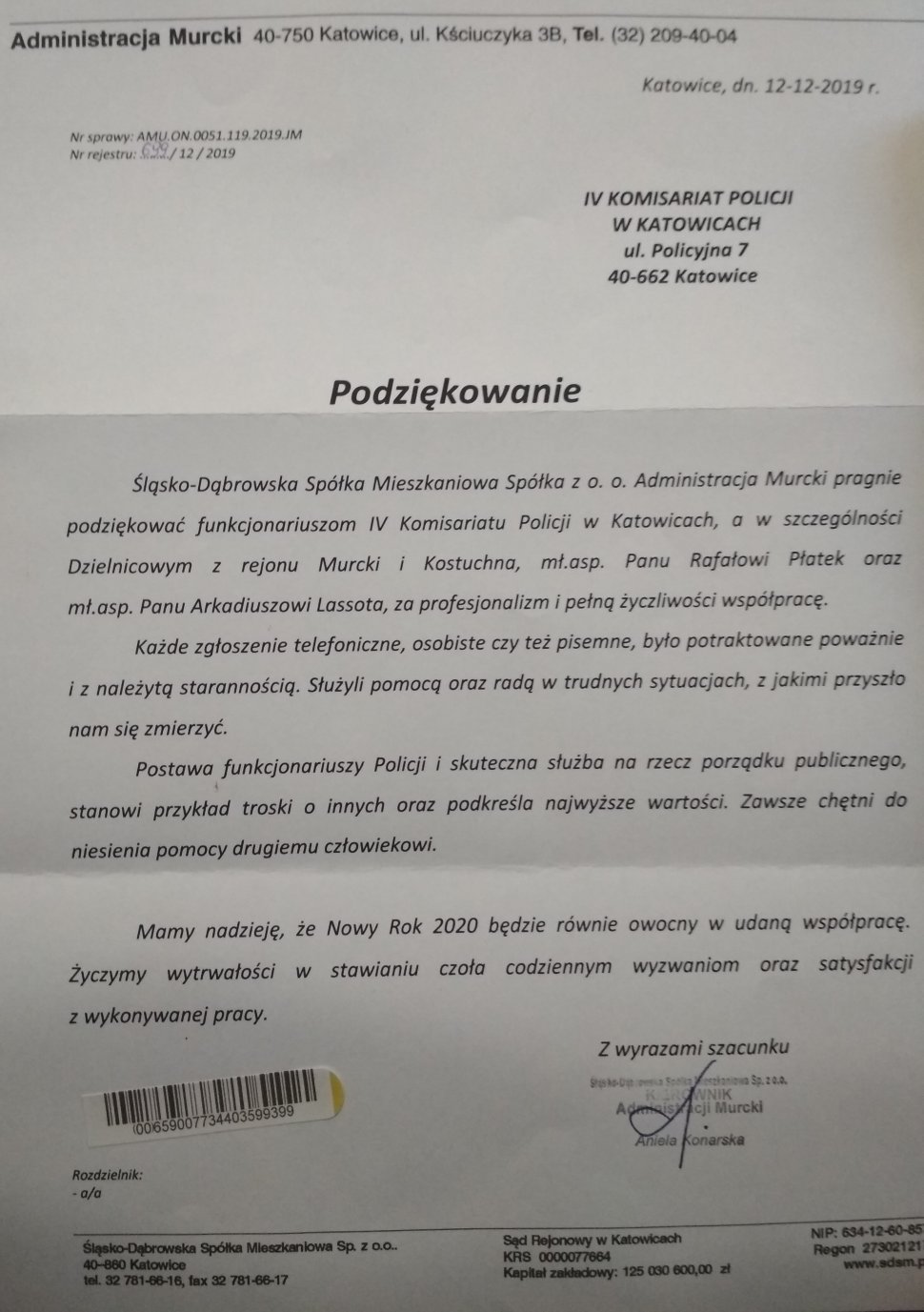Na zdjęciu widać list od administracji Śląsko-Dąbrowskiej Spółki Mieszkaniowej z podziękowaniami dla policjantów z Komisariatu Policji IV w Katowicach
