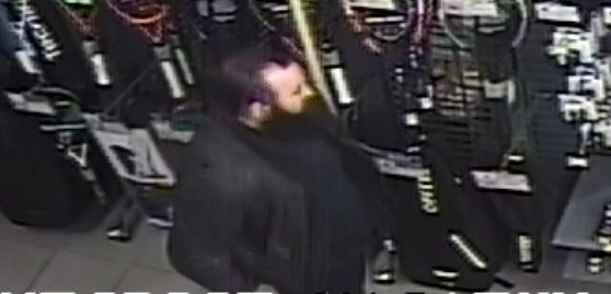zdjęcie kolorowe: mężczyzna podejrzewany o kradzież rakiety do squasha