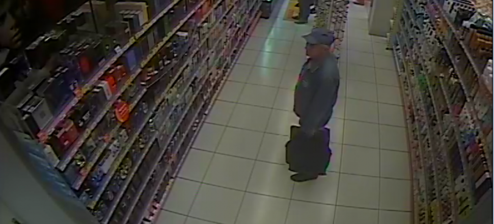zdjęcie kolorowe: zapis z monitoringu sklepowego - starszy mężczyzna podejrzewany  kradzież perfum