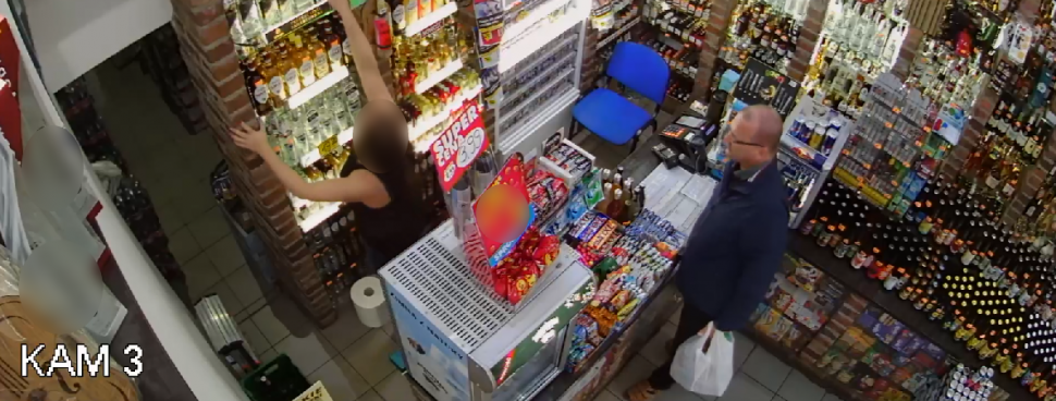zdjęcie kolorowe: zapis z monitoringu sklepowego mężczyzna podejrzewany o płatność cudza karta bankomatową