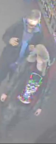zdjęcie kolorowe z monitoringu: dwóch młodych mężczyzn podejrzanych o kradzież zegarka typu smartwatch