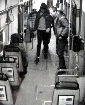 zdjęcie czarno białe: mężczyźni  tramwaju podejrzewani o kradzież kart płatniczych