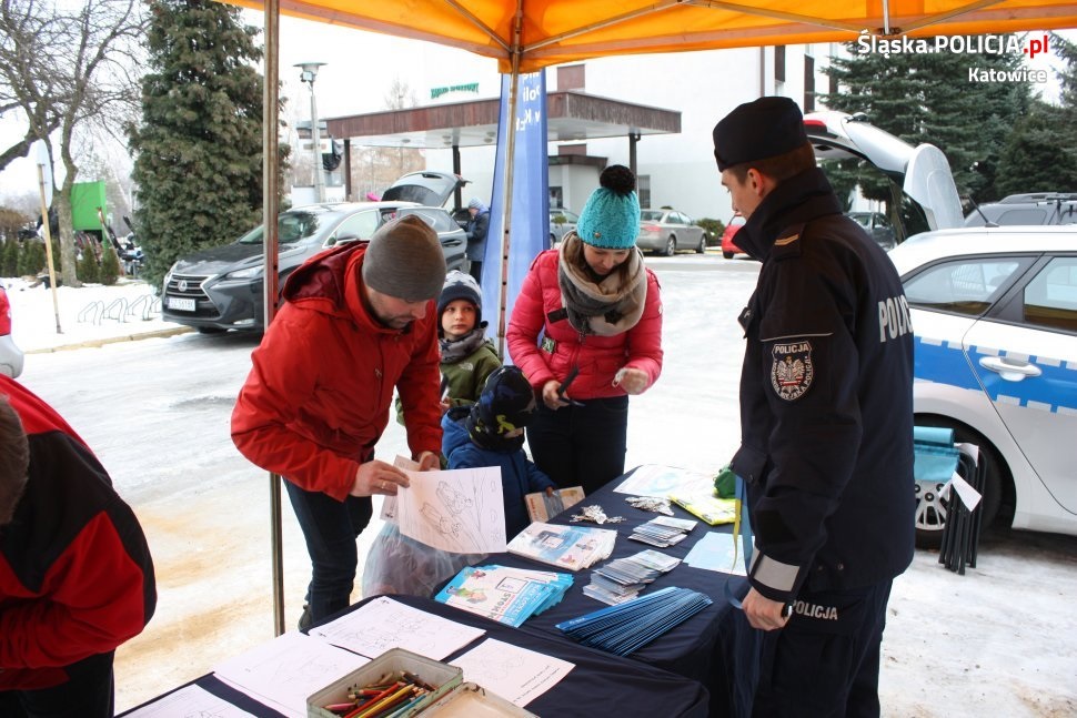 Na zdjęciu widać policjanta  na stoisku profilaktycznym oraz odwiedzających narciarzy