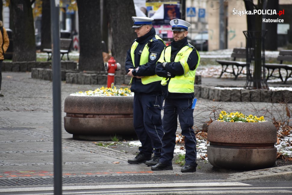 Na zdjęciu widać dwóch policjantów umundurowanych przy przejściu dla pieszych 