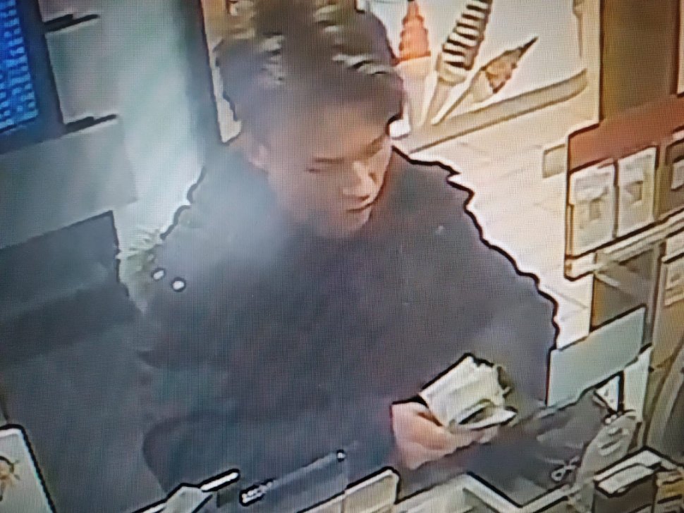 zdjęcie kolorowe: młody mężczyzna podejrzewany o wprowadzenie w obieg fałszywych banknotów o nominale 20 funtów brytyjskich