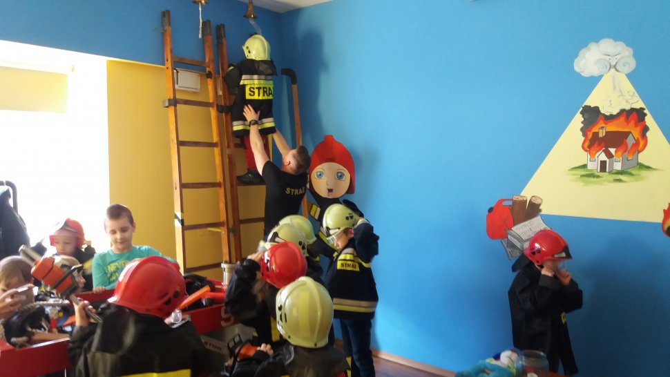 zdjęcie kolorowe: dzieci w wieku 6 lat z katowickiego przedszkola podczas spotkania ze strażakami i policjantami w ramach programu "Bezpieczny Maluch"