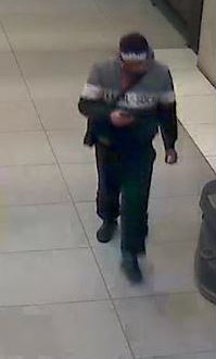zdjęcie kolorowe: zapis z monitoringu  mężczyzny  podejrzewanego o kradzież dokumentów, zegarka, telefonu i karty kredytowej w centrum Katowic.
