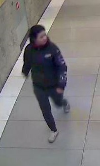 zdjęcie kolorowe: zapis z monitoringu  kobiety  podejrzewanej o kradzież dokumentów, zegarka, telefonu i karty kredytowej w centrum Katowic.