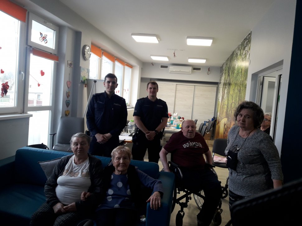 zdjęcie kolorowe: dwóch dzielnicowych z Komisariatu V Policji w Katowicach podczas spotkania z seniorami z Domu Seniora