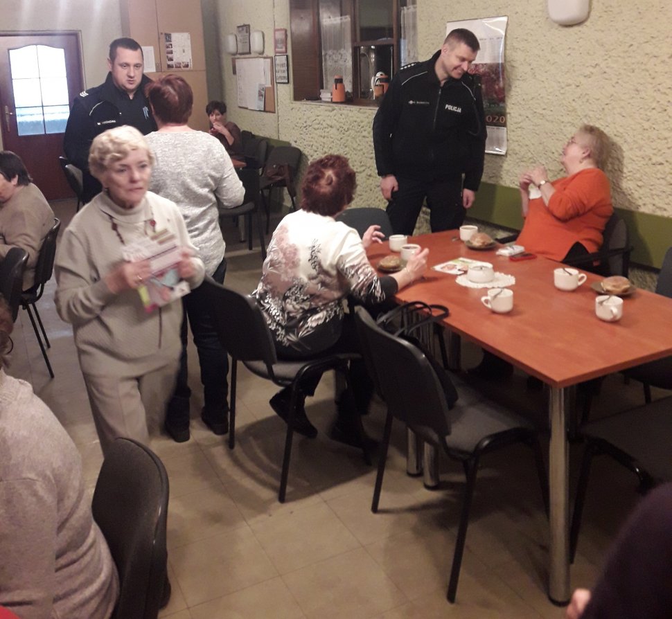 zdjęcie kolorowe: dzielnicowi z komisariatu V Policji w Katowicach podczas spotkania z seniorami