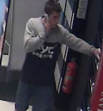 zdjęcie kolorowe: zdjęcie z monitoringu sklepowego przedstawiające wizerunek mężczyzny podejrzewanego o kradzież sklepową