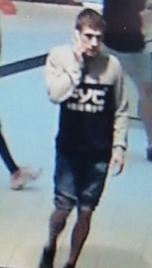 zdjęcie kolorowe: zdjęcie z monitoringu sklepowego przedstawiające wizerunek mężczyzny podejrzewanego o kradzież sklepową