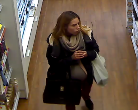 zdjęcie kolorowe: kobieta podejrzewana o kradzież perfum w drogerii