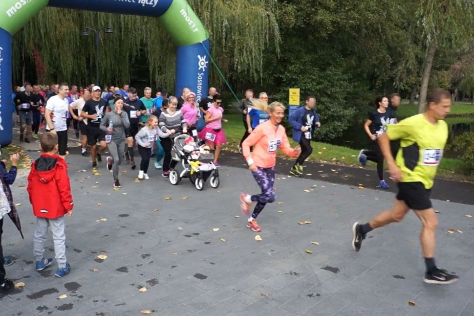 zdjęcie kolorowe: biegacze biorący udział w charytatywnym biegu dla Piotra Habryki 