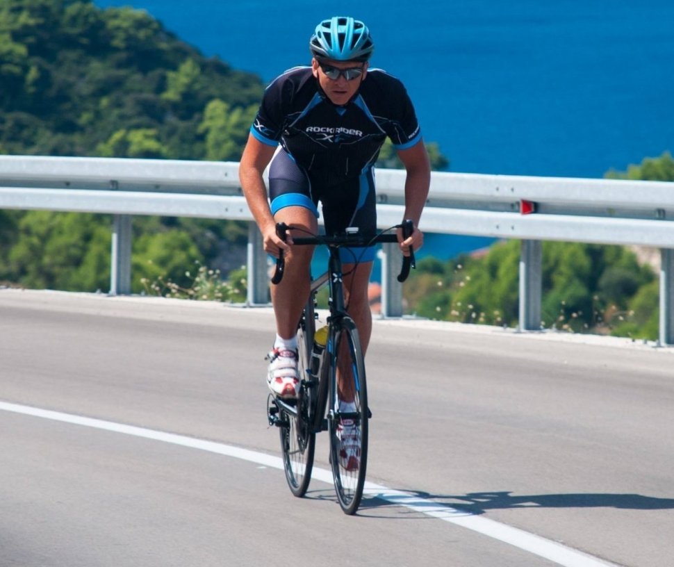 zdjęcie kolorowe: Bartek Mazur na rowerze