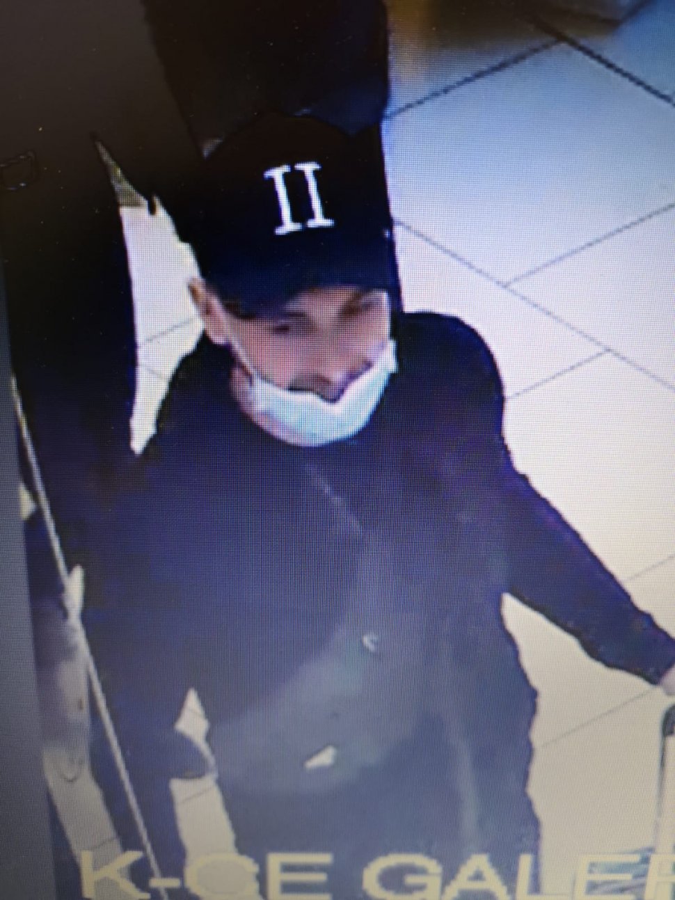 zdjęcie kolorowe: mężczyzna podejrzewany o włamanie i kradzież złotej bransoletki