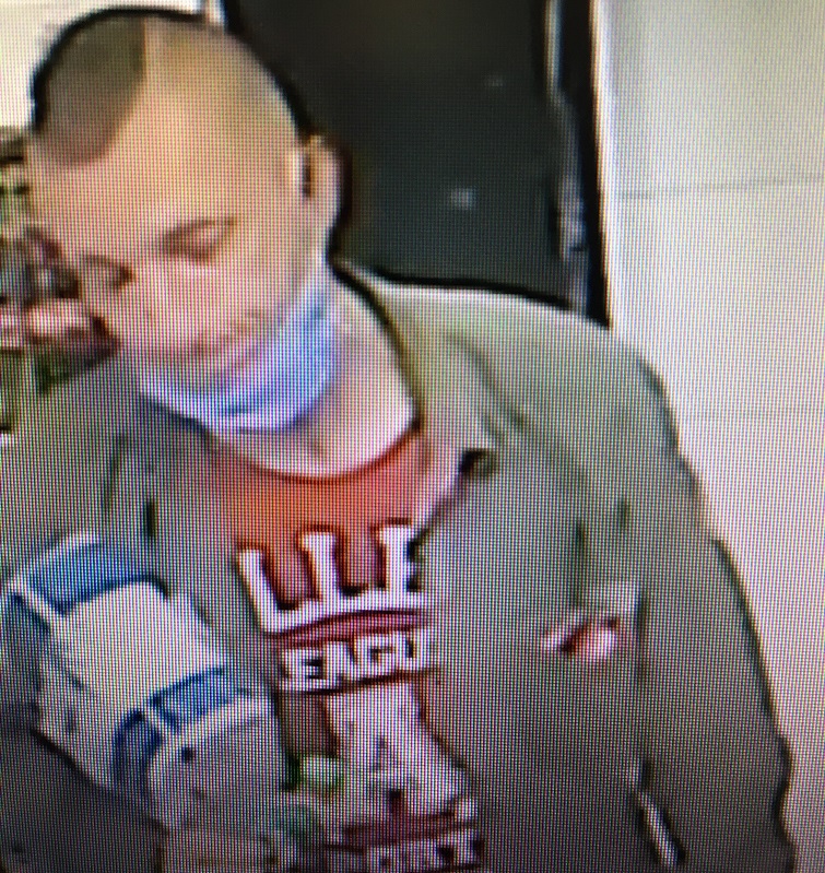 Zdjęcie kolorowe: mężczyzna podejrzewany o kradzież perfum w drogerii, zarejestrowany przez kamery monitoringu sklepowego