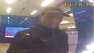 zdjęcie kolorowe: mężczyzna podejrzewany o kradzież i wypłatę gotówki z bankomatu