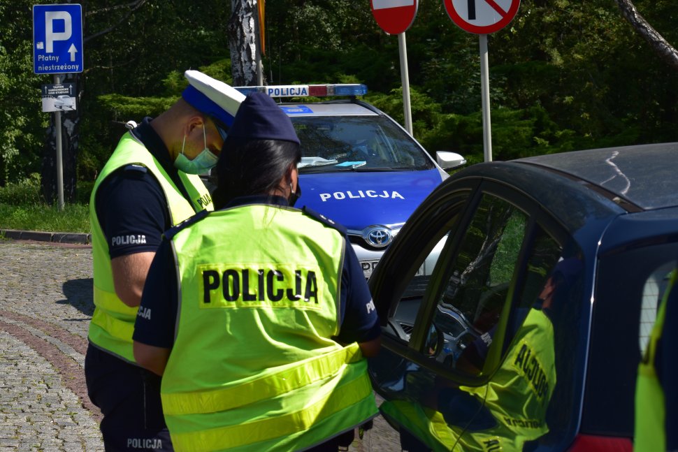 zdjęcie kolorowe: katowiccy policjanci podczas kontroli drogowej