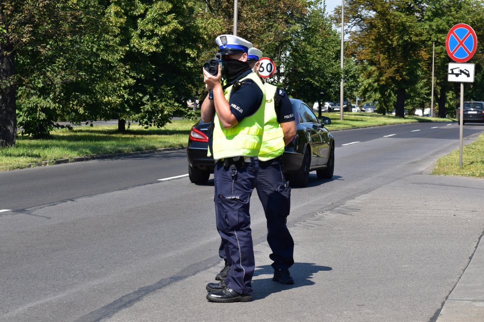 zdjęcie kolorowe: Policjanci katowickiej drogówki podczas działań "Prędkość"
