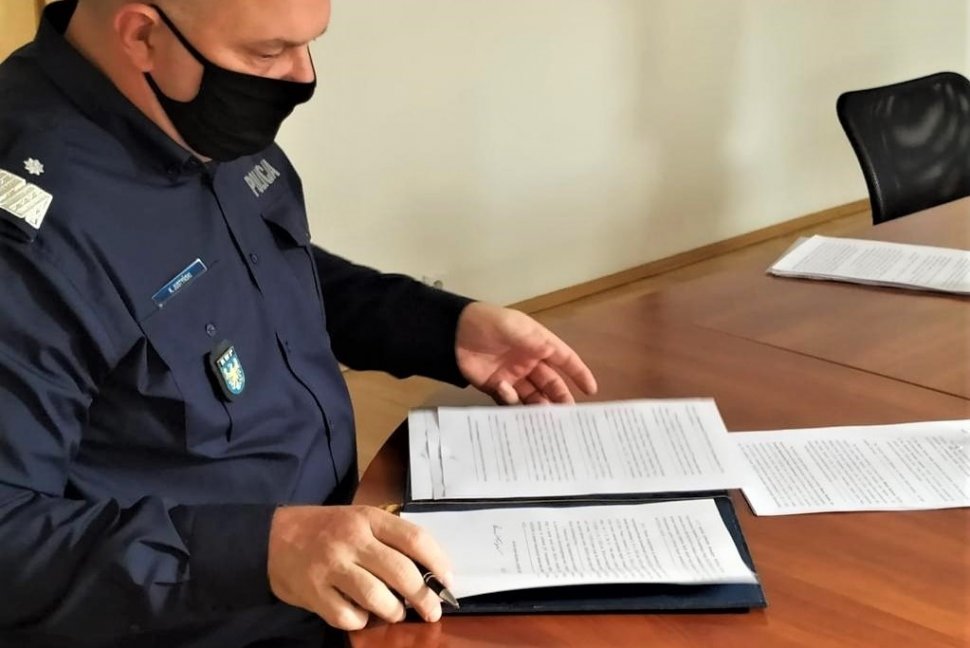zdjęcie kolorowe: Komendant Wojewódzki Policji w Katowicach nadisp. dr. Krzysztof Justyński  podczas uroczystego podpisania aktu notarialnego