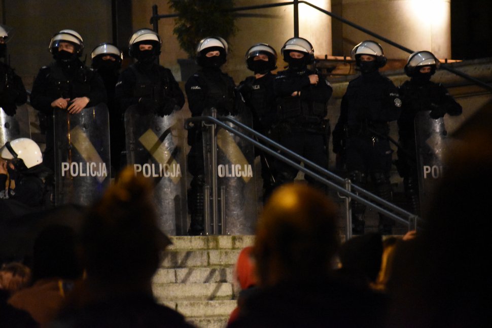 zdjęcie kolorowe: policjanci oddziału prewencji zabezpieczający protesty w Katowicach