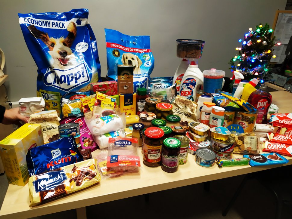 zdjęcie kolorowe: zakupione produkty spożywcze i przemysłowe, które katowiccy policjanci przekazali Pani Janinie