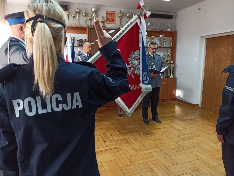 zdjęcie kolorowe: policjantka w obecności Komendanta Miejskiego Policji w Katowicach i sztandaru składa uroczyste ślubowanie