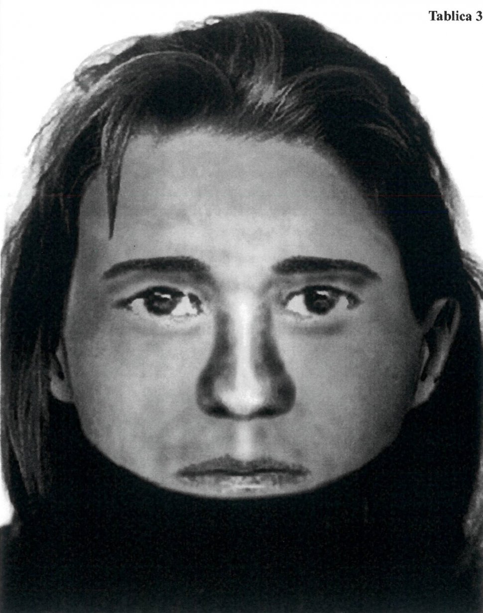 zdjęcie czarno-białe: portret przyżyciowy kobiecej czaszki sporządzony przez Instytut Ekspertyzy Sądowej w Krakowie przedstawiający twarz kobiety w wieku 24-26 lat