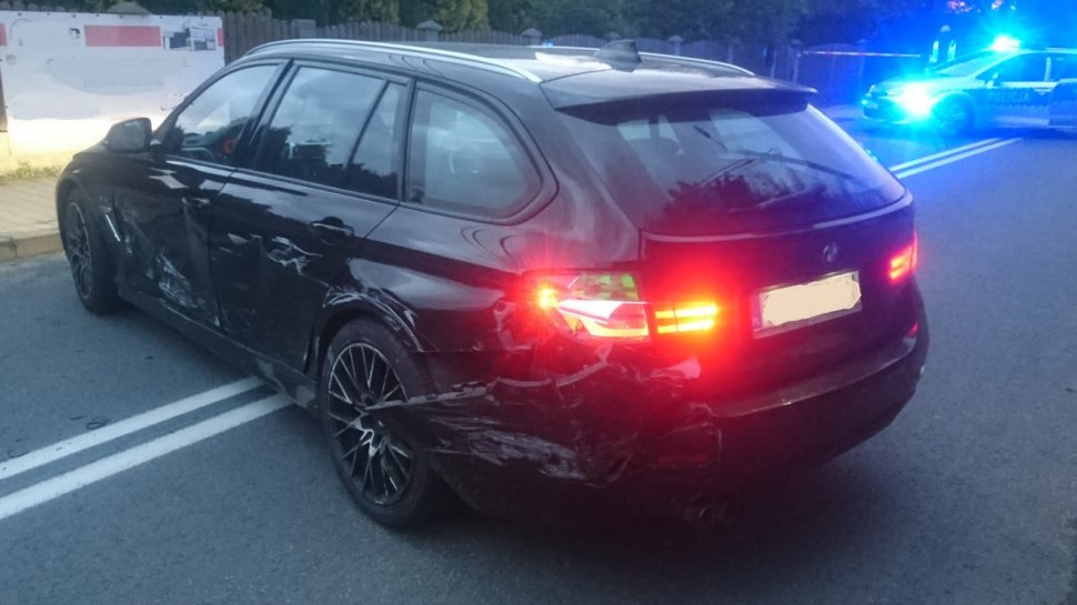 zdjęcie kolorowe: odzyskane czarne BMW i policyjny radiowóz