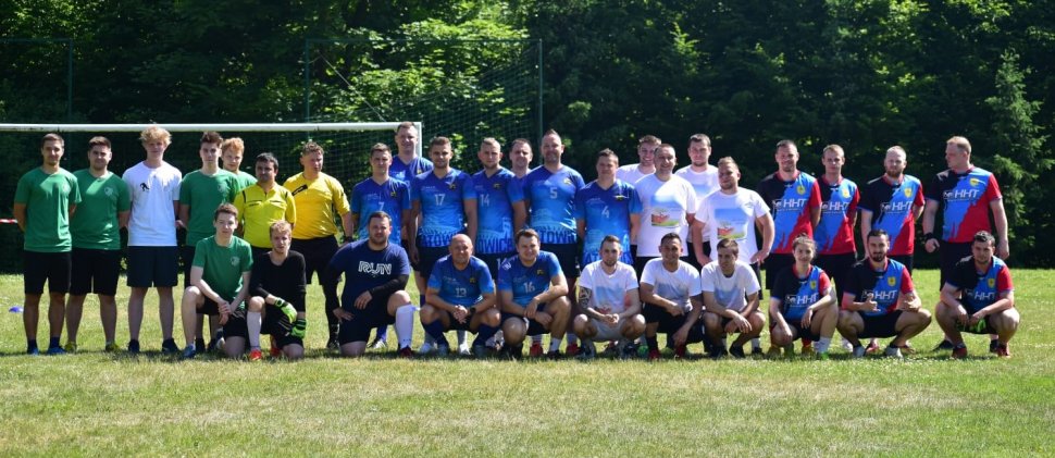 zdjęcie kolorowe:  drużyny biorące udział w Charytatywnym turnieju Piłki Nożnej razem z sędziami na boisku