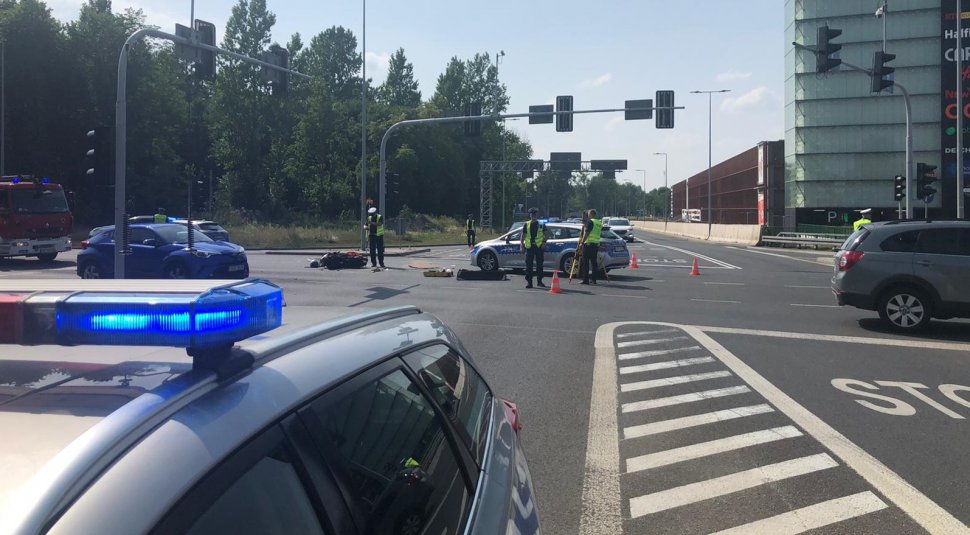 zdjęcie kolorowe: policjanci katowickiej drogówki podczas obsługi wypadku drogowego na skrzyżowaniu ulic Kościuszki i Kolejowej