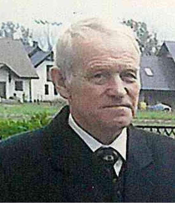 zdjęcie kolorowe: zaginiony Henryk Malcharek ubrany w ciemny płaszcz, biała koszulę i czarny krawat