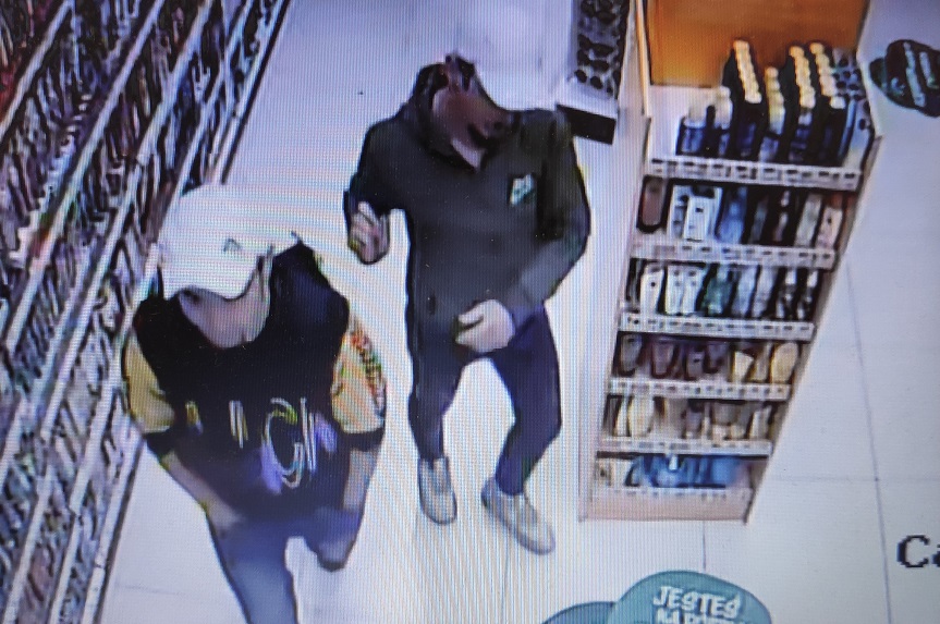zdjęcie kolorowe: dwóch mężczyzn stojących prze sklepowej półce 