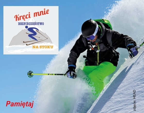 zdjęcie kolorowe: mężczyzna ubrany w granatową kurtkę, seledynowe spodnie, kask i gogle narciarskie zjeżdżający na nartach, a w lewym górnym rogu znak graficzny przedstawiający górę i narciarza oraz napis o treści kręci mnie bezpieczeństwo na stoku