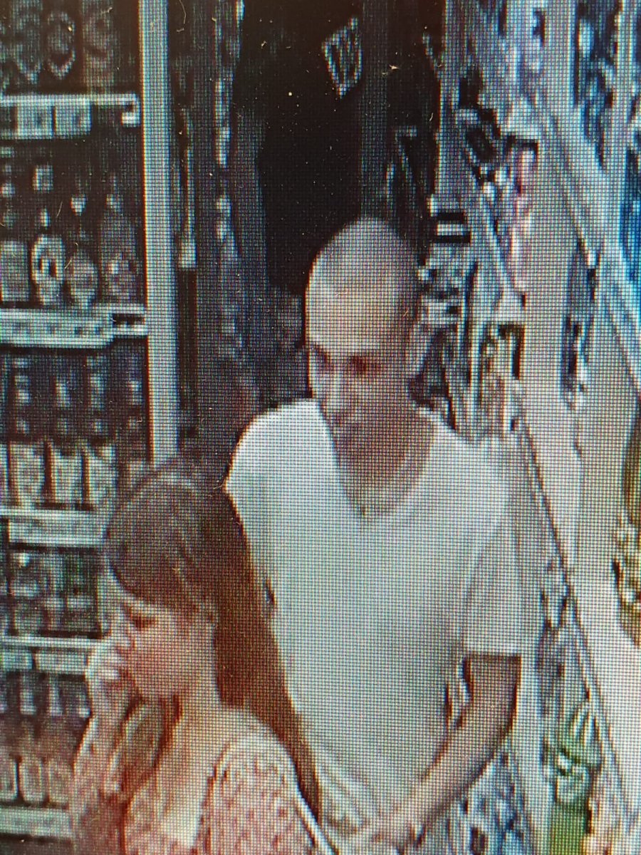 zdjęcie kolorowe: dwóch mężczyzn i kobieta w sklepie spożywczym