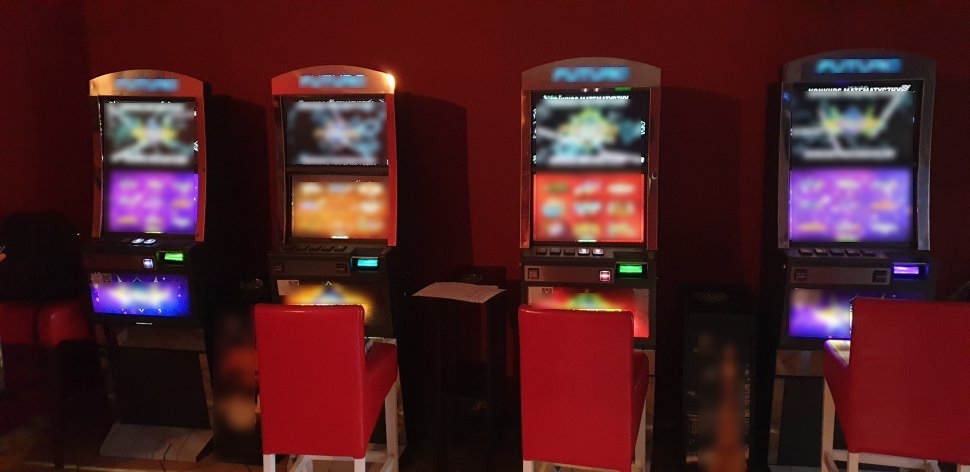 zdjęcie kolorowe:  4 zabezpieczone nielegalne automaty do gier hazardowych