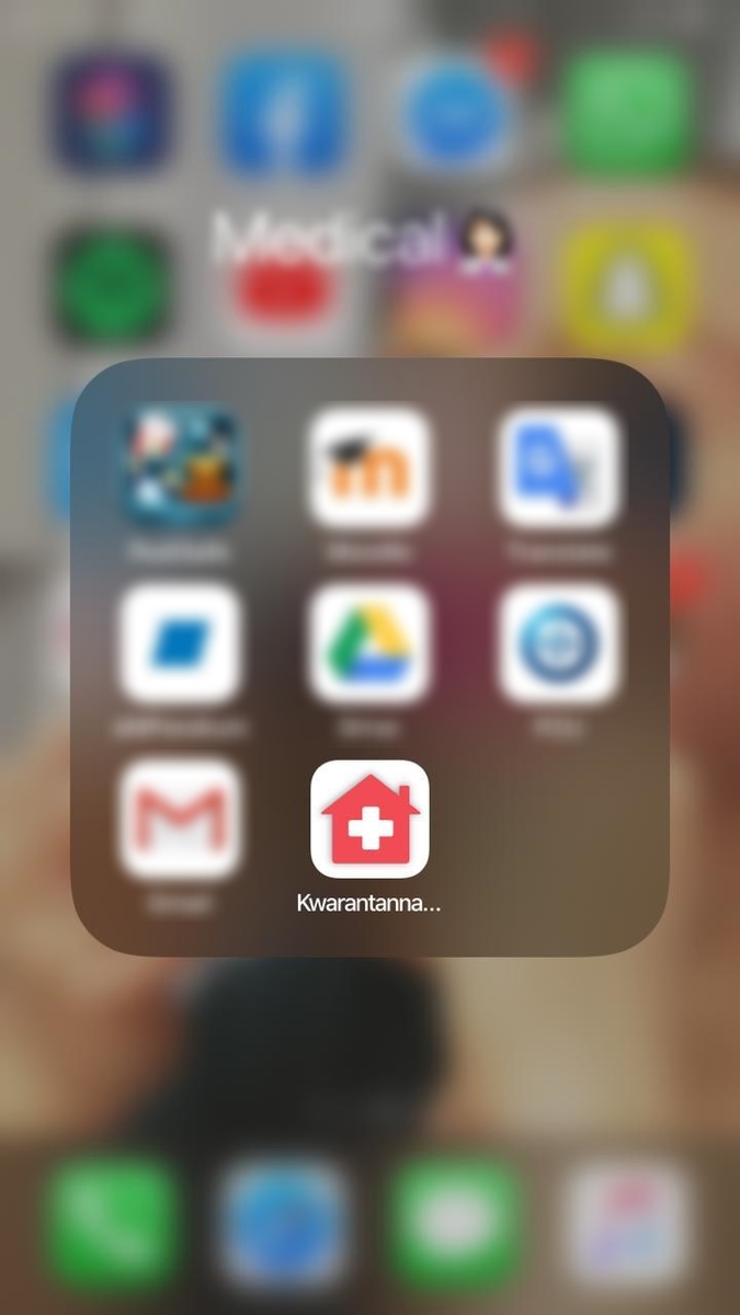 zdjęcie kolorowe: logo aplikacji "Kwarantanna domowa" wyświetlona na ekranie telefonu komórkowego